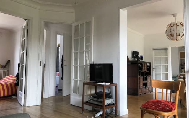 2 Schlafzimmer Apt mit Blick auf den Eiffelturm und einen schönen Park