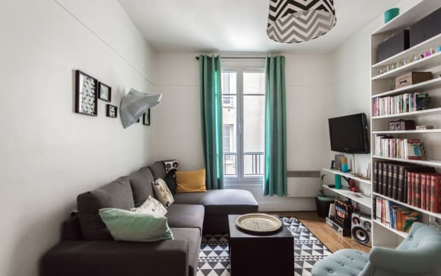 One room in a Cocooning flat in Paris