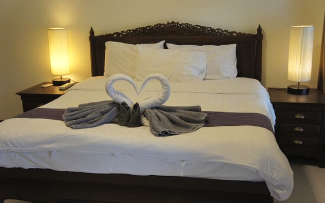 Phuket Gay Homestay - Quarto A - Cama king size