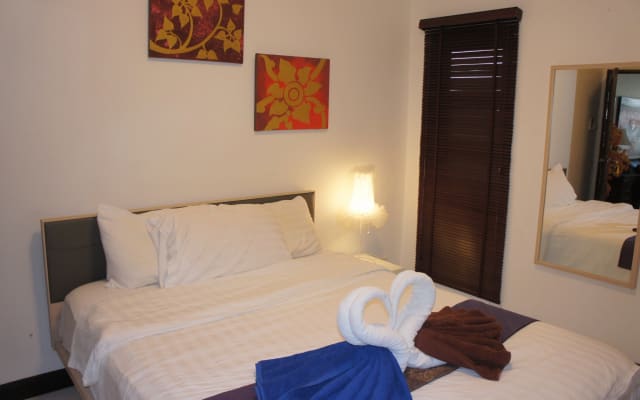 Phuket Gay Homestay - Room D - Grand lit - salle de bain commune