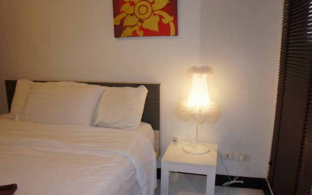 Homestay Gay Phuket - Quarto D - cama queen size - banheiro...