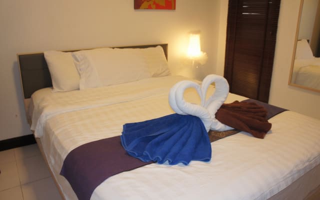 Homestay Gay Phuket - Quarto D - cama queen size - banheiro...