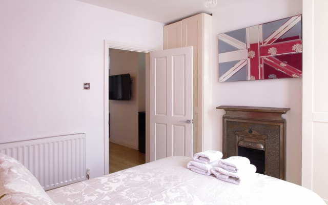 Beautiful one bed apartment in period building  - Picture 10