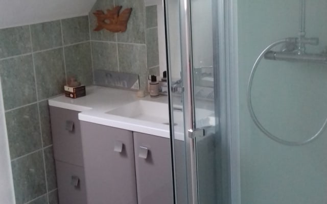Quiet house with pool 30 minutes from downtown Rennes by bus.