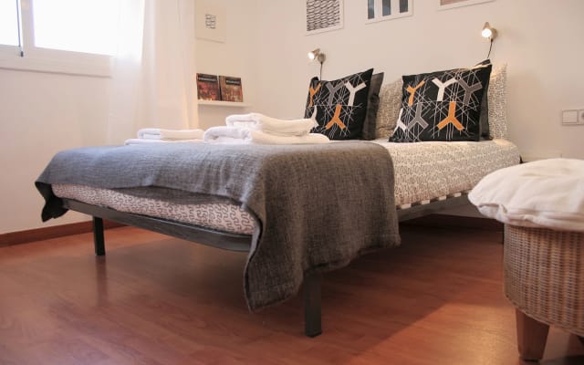 Urgell: 1-Schlafzimmer-Wohnung mit eigener Terrasse in Eixample