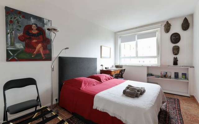Guest's room with view, well situated in Paris