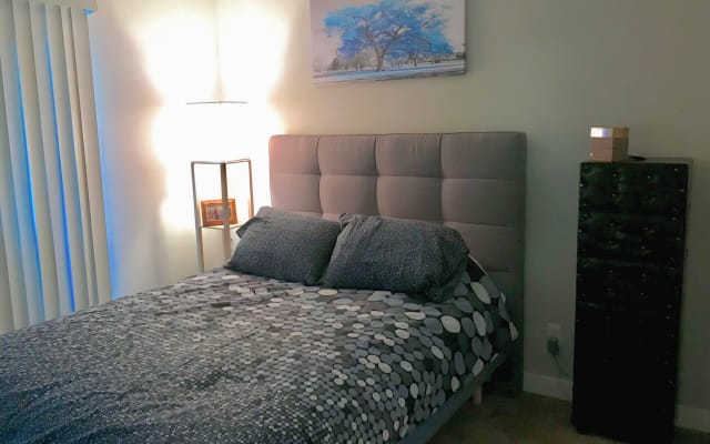 Clean Apartment With All Amenities Near Train and Interstate