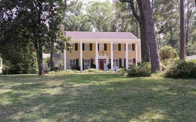 A Quiet Man's Resort (Charleston Room)