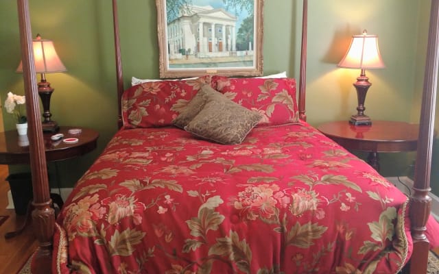 A Quiet Man's Resort (Charleston Room)