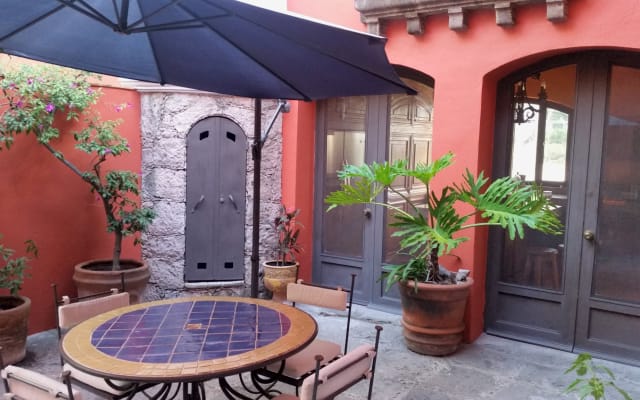 Elegant 3 Bedroom, 5 Bath Villa in Centro