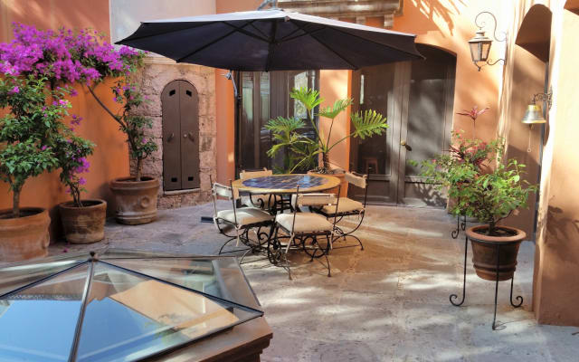Elegant 3 Bedroom, 5 Bath Villa in Centro