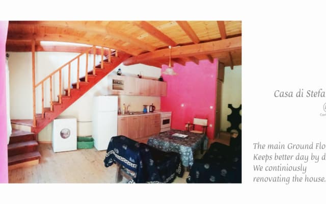 Traditionelles griechisches 2-stöckiges Haus in einem Dorf, nahe dem Meer, Insel Korfu - Foto 12