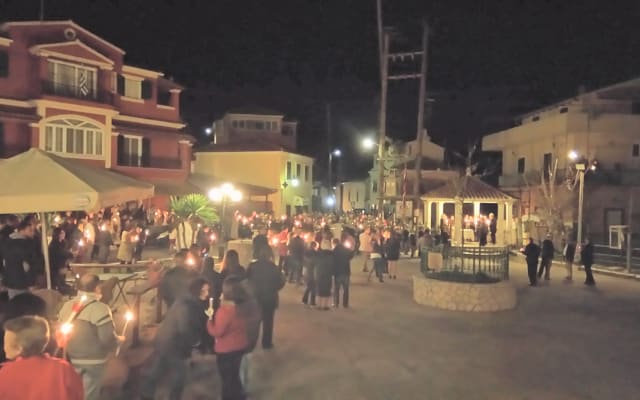 Casa greca tradizionale a 2 piani in un villaggio, vicino al mare...