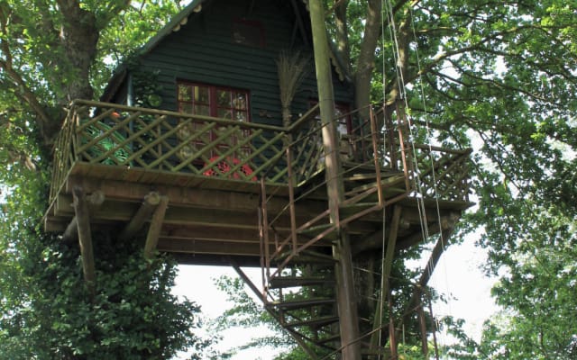 DAS romantische Baumhaus, das mit den Vögeln auf einem Hügel thront
