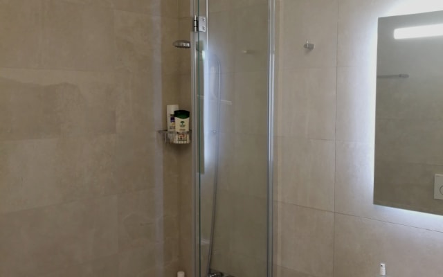Chambre avec douche privée - Près de PALEXPO, UN & OMS