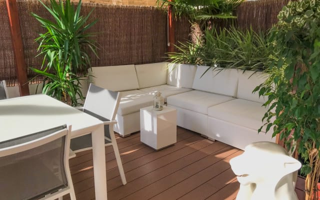 Gemütliches Privatzimmer und WC mit exklusiver Terrasse in BCN