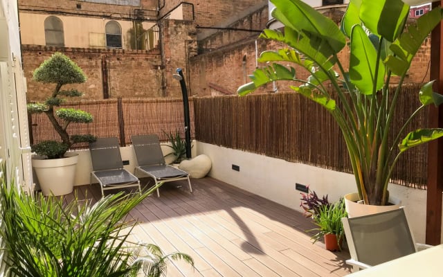 Gemütliches Privatzimmer und WC mit exklusiver Terrasse in BCN