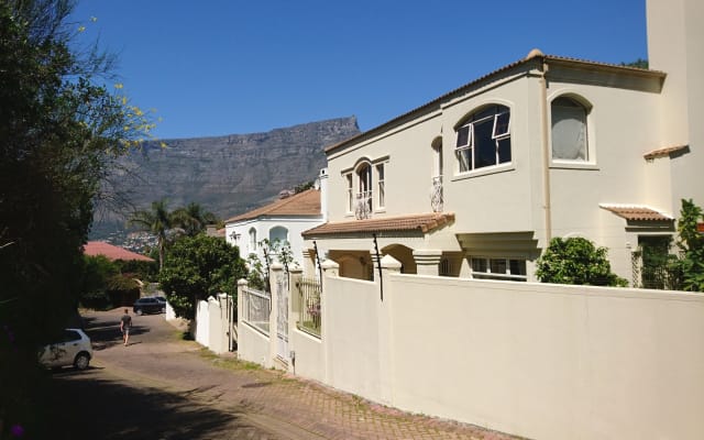 Maison sur la montagne dans la ville du Cap