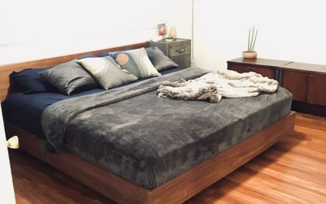 Espaçoso apartamento de meados do século. Localização!