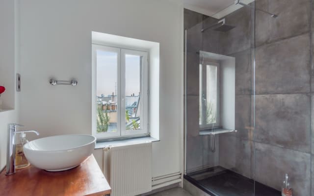 Nice & quiet room in a large apartment, montorgueil area