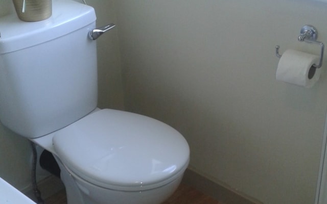 Amplia habitación doble en un entorno tranquilo