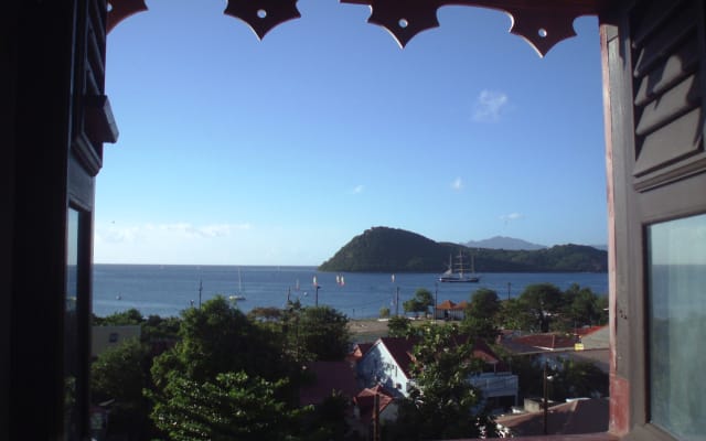 Plein centre village studio belle vue baie des Saintes