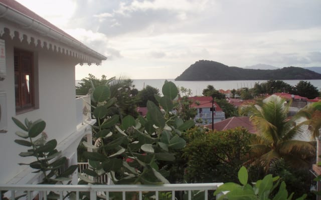 Plein centre village studio belle vue baie des Saintes