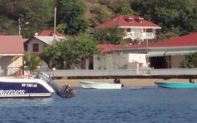 Plein centre village studio belle vue baie des Saintes