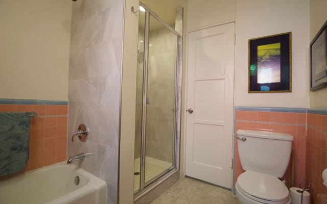 Beautiful Queen Bedroom in Perfect Central Mid-LA