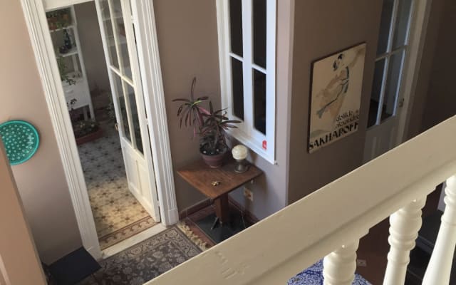 Quarto acolhedor para um viajante individual