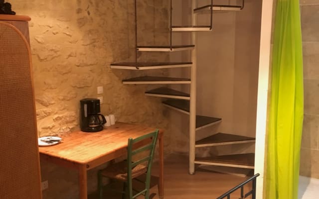 Quarto agradável numa casa de aldeia.