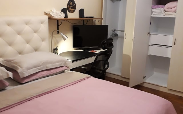 B&B HOMESTAY - Quarto Deluxe com uma cama king size SEALY + pequeno...