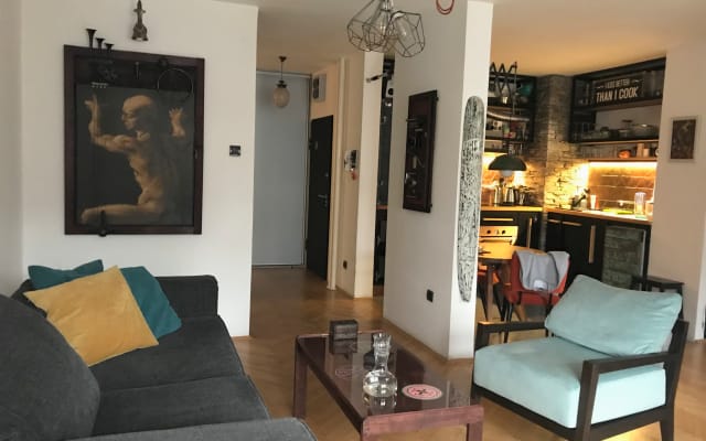 Chambre confortable avec balcon dans un appartement spacieux