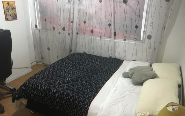 Gemütliches Zimmer in möblierter Wohnung. Ausgezeichnete Lage