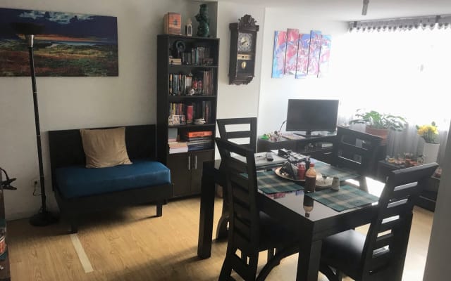 Gemütliches Zimmer in möblierter Wohnung. Ausgezeichnete Lage
