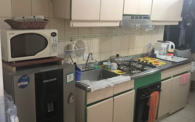 Gemütliches Zimmer in möblierter Wohnung. Ausgezeichnete Lage