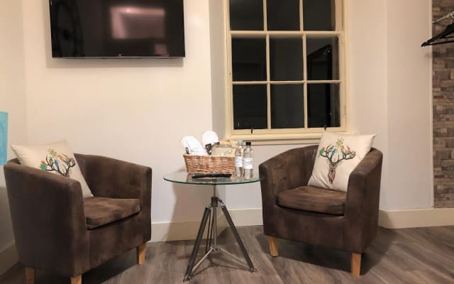 Lovely Spacious Private Room in Appt close to tourist attractions.