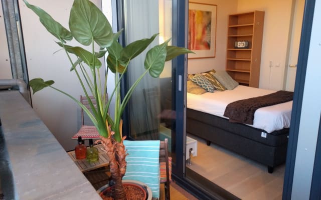 Quarto acolhedor com terraço num apartamento de luxo