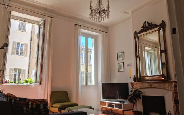 Brit living in Marseille - large traditional beautiful flat in centre