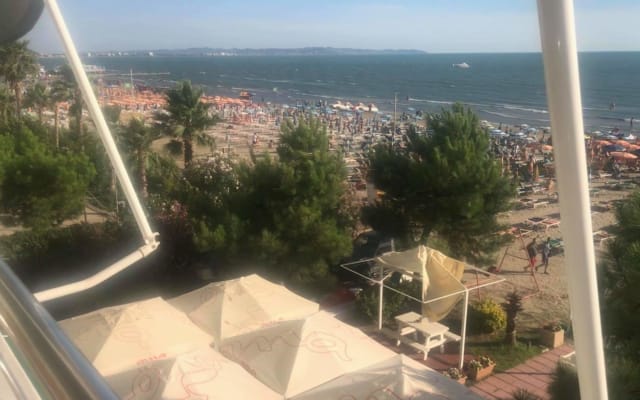 Bello studio di fronte alla spiaggia