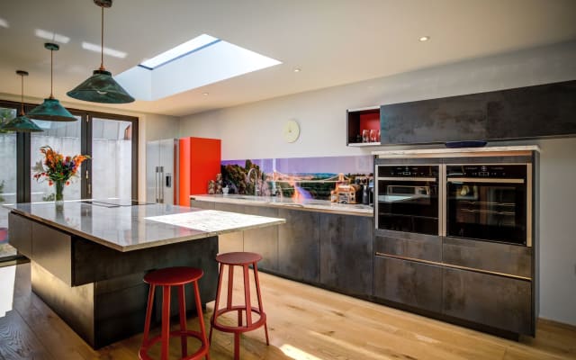 Chambre avec terrasse privée dans une maison contemporaine.