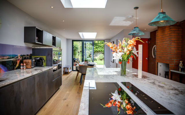 Chambre avec terrasse privée dans une maison contemporaine.