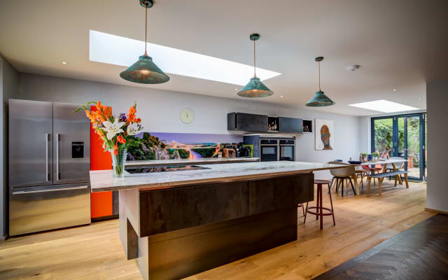 Chambre avec terrasse privée dans une maison contemporaine.