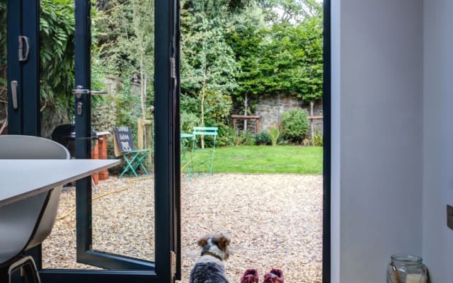 Chambre avec terrasse privée dans une maison contemporaine.