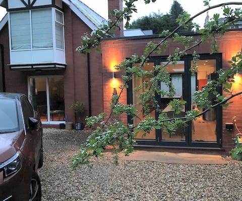 Chambre avec terrasse privée dans une maison contemporaine.