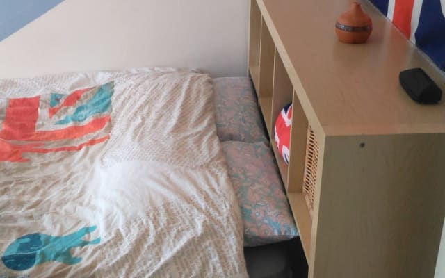 Chambre privée et salle de bain dans plain-pied au centre de la ville