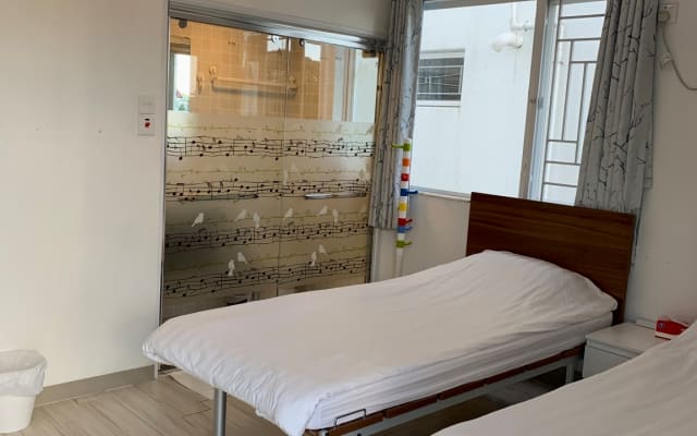 Quarto com duas camas individuais e varanda 東涌鄉村舒適雙床露台房