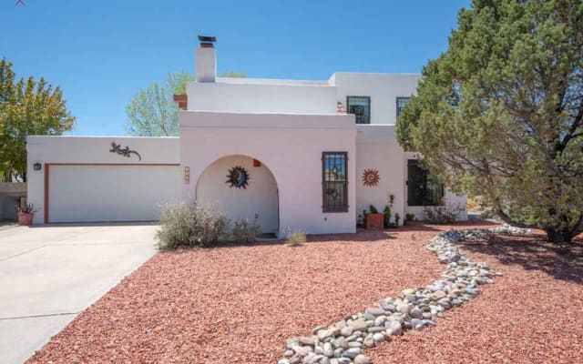 Private Bed/Bath/Entrance in Traditional NM Style West ABQ House