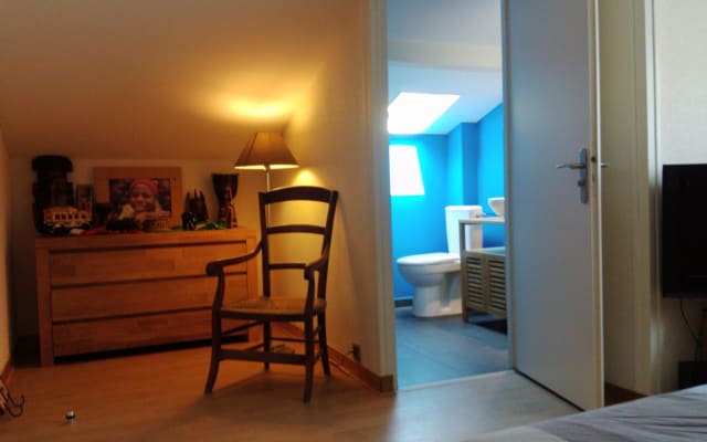 Habitación de invitados con baño y sanitarios