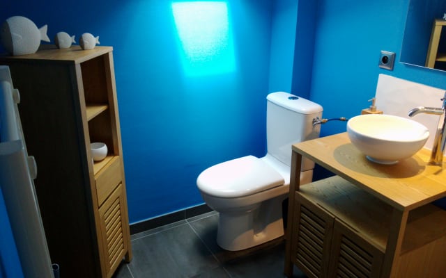 Habitación de invitados con baño y sanitarios